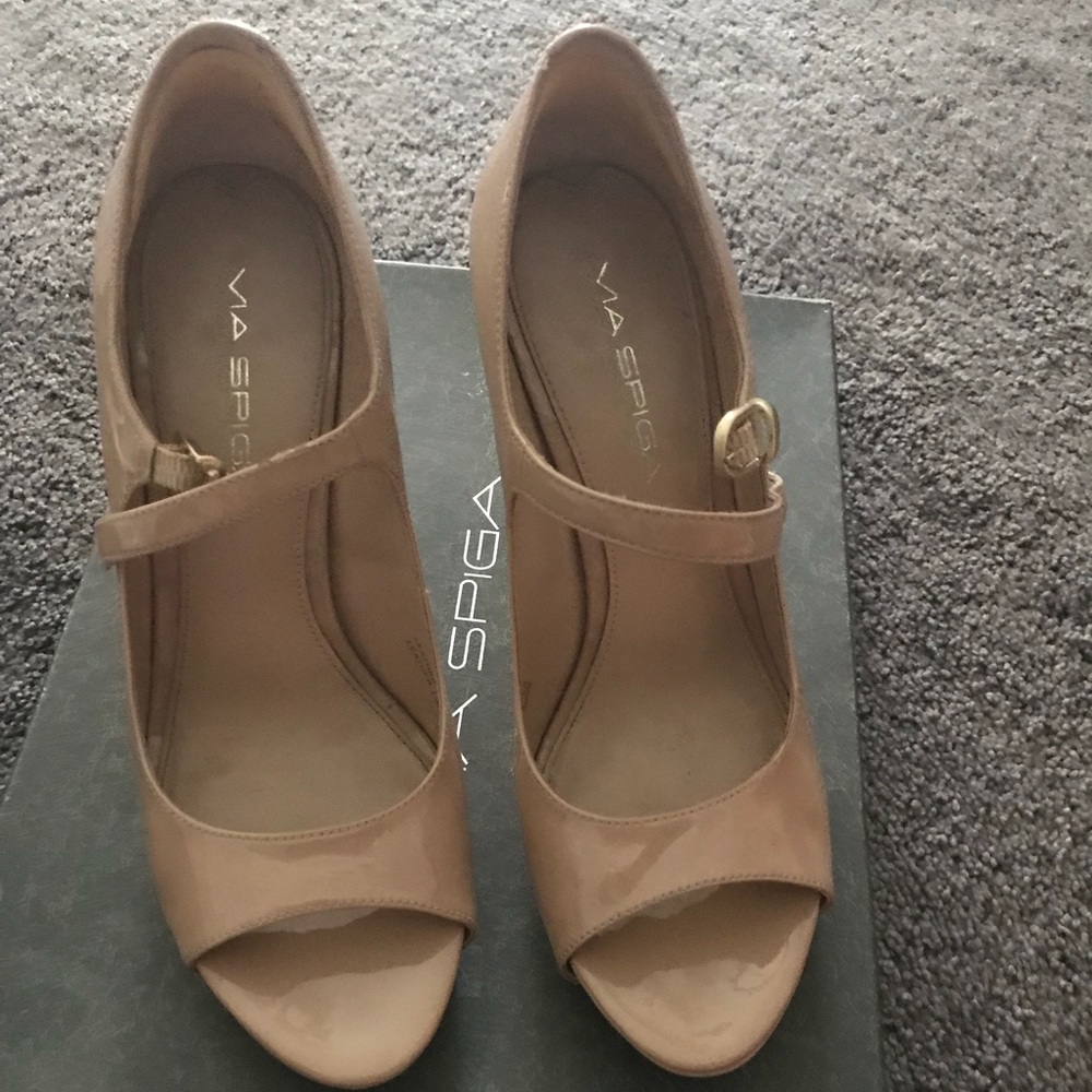 Size 6 via spiga 3” peep toe strap heel